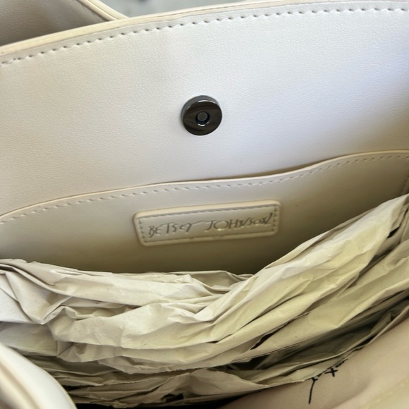 NWT- BETSY JOHNSON Chic Embossed Crossbody Bag in Cream Hearts/skulls❤️ - Picture 8 of 9